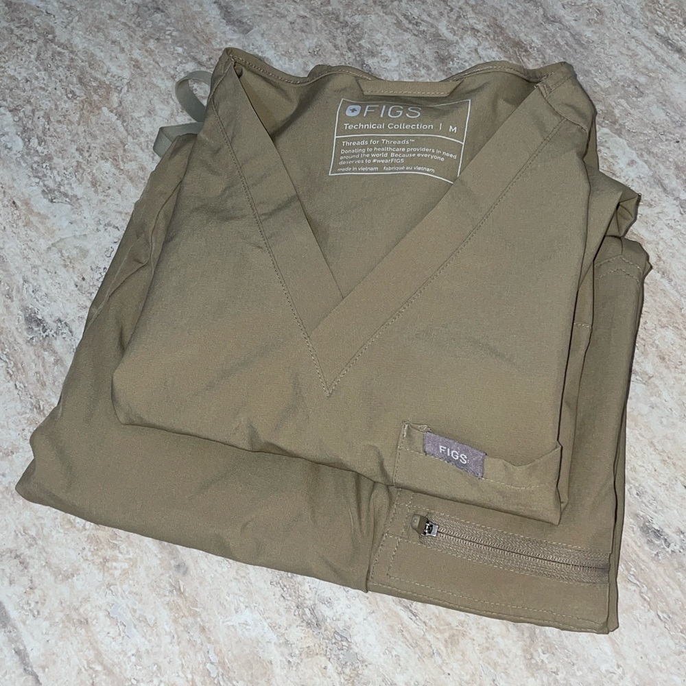 FIGS Scrub Set Catarina One Pocket Top + High Waisted Zamora Pants Light Oak M